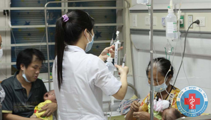 Điều dưỡng thực hiện nhiều công việc khác nhau